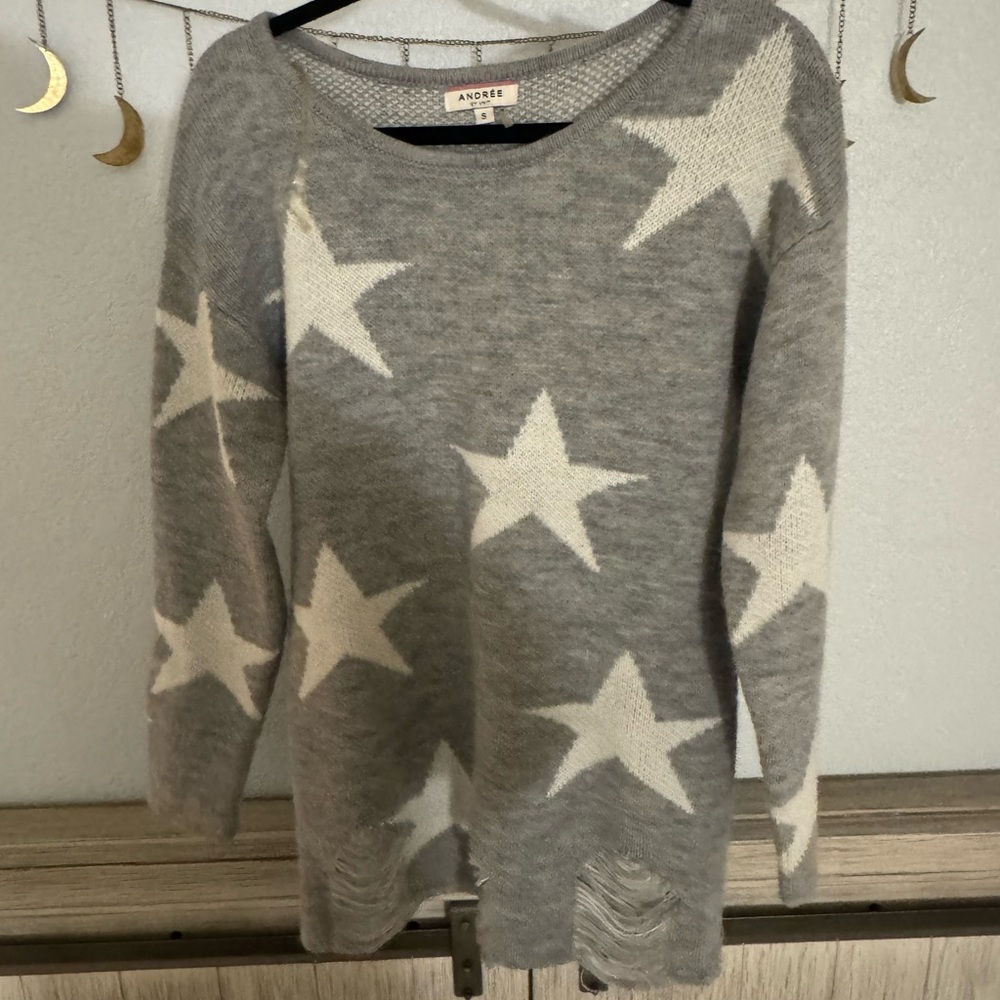 ANDREE BY UNIT Gray and White Star Sweater